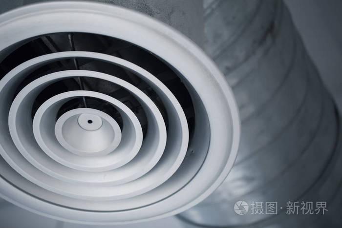 特写空气孔烤架上的室内空气管的冷却空气调节器照片-正版商用图片0cn